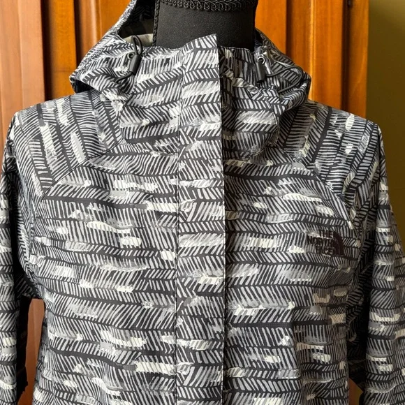 Ladies The North Face Rain Jacket - Picture 3 of 12